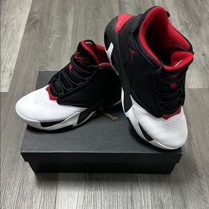 Men’s Jordan Max Aura 4 shoes in the "Black Gym Red"  Men’s Sz 8.5